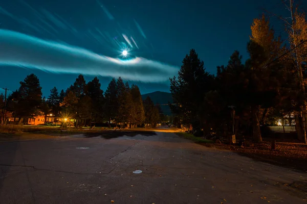 Tahoe Gölü 'ndeki Lakeside Sahili' nin yanındaki cadde ve evlerden birinin gece görüşü.