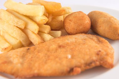 Bir tabak kızarmış tavuk göğsü, kroket ve patates kızartması..