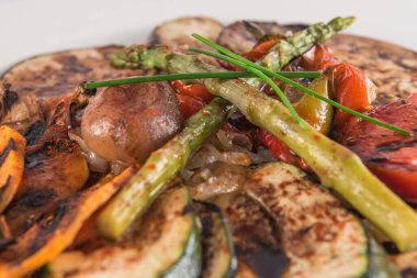 Kabak, kuşkonmaz, patlıcan, domates ve mantarlı ızgara sebze yemeği..