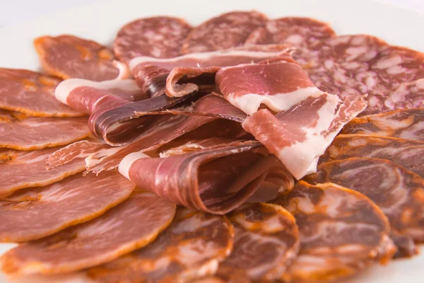 Assiette d'assortiment de saucisses au jambon, chorizo, salami et longe de porc . — Photo