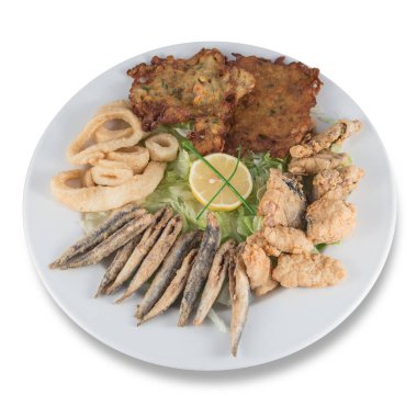 Ançüezli kızarmış balık yemeği, kalamar, salamura ve karidesli börek..