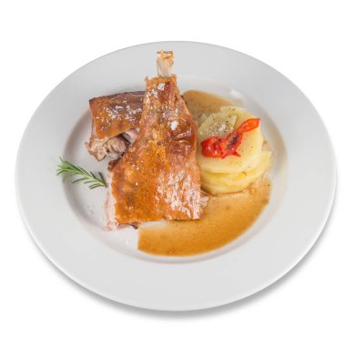 Kızarmış keçi bacağı ve fırında patates dilimleri..