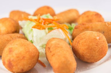 Bir tabak karışık jambon ve marullu morina kroket..