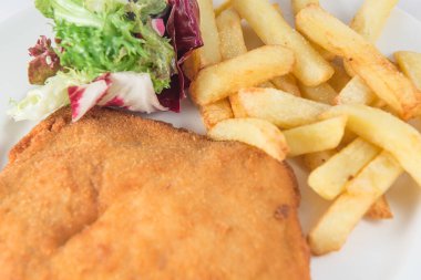 San Jacobo bifteği patates kızartması ve hindiba peyniri ile dolu..