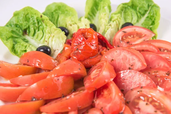 Insalata di pomodoro, peperoncino, lattuga e olive nere . — Foto Stock