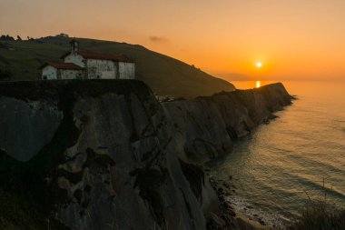 San Telmo Kilisesi 'nde günbatımı ve Zumaia' daki uçurumlar