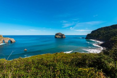 Cabo Matxitxako 'daki Aquech ya da Akatx Uhartea adasının Gaztelugatxe yakınındaki görüntüsü