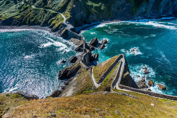 Vista de las escaleras que conducen a la ermita de Gaztelugatxe en Cape Matxitxako — Foto de Stock