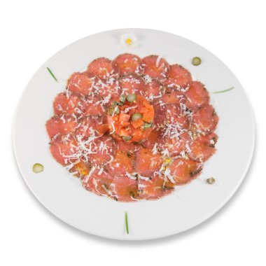 Bir tabak İber sığır filetosu, domatesli carpaccio ve zeytinyağı.