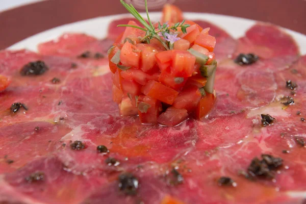 Carpaccio de filet de bœuf ibérique à la tomate et à l'huile d'olive — Photo