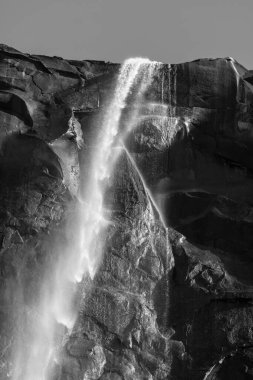 Yosemite Ulusal Parkı, Kaliforniya, ABD 'den BridalVeil şelalesinin üst kısmının manzarası