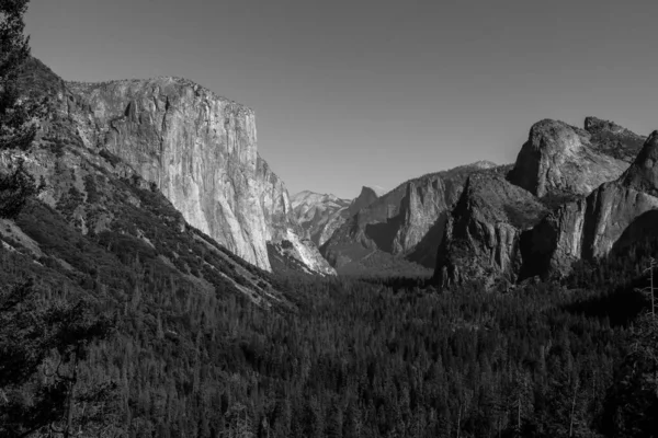 Vue sur le tunnel dans le parc national de Yosemite avec El Capitan, Cathedral Rocks et le demi-dôme en arrière-plan — Photo