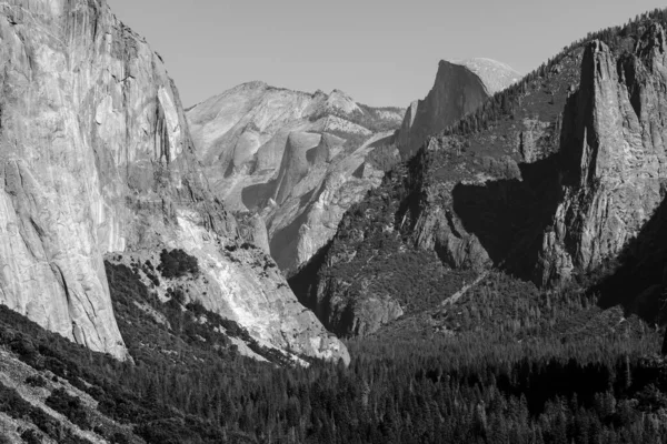 Национальный парк Йосемити с El Capitan, Кафедральные скалы и полукупол на заднем плане — стоковое фото