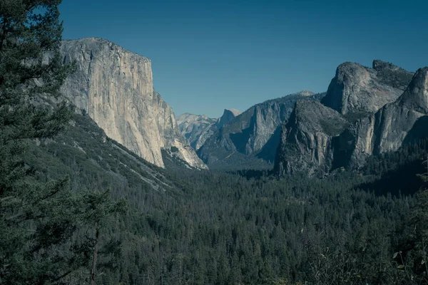 Parc national de Yosemite avec El Capitan, Cathedral Rocks et le demi-dôme en arrière-plan — Photo