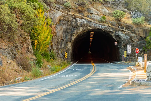 Tunel v Yosemitském národním parku, Kalifornie, USA — Stock fotografie