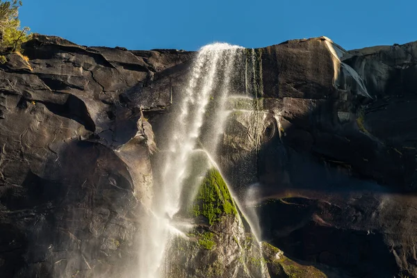 Utsikt över den övre delen av Bridalveil vattenfall underifrån i Yosemite National Park, Kalifornien, USA — Stockfoto