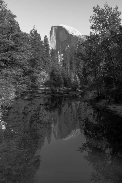 Kilátás a Félkupolára és a Merced folyóra a Yosemite Nemzeti Park Sentinel hídjáról — Stock Fotó