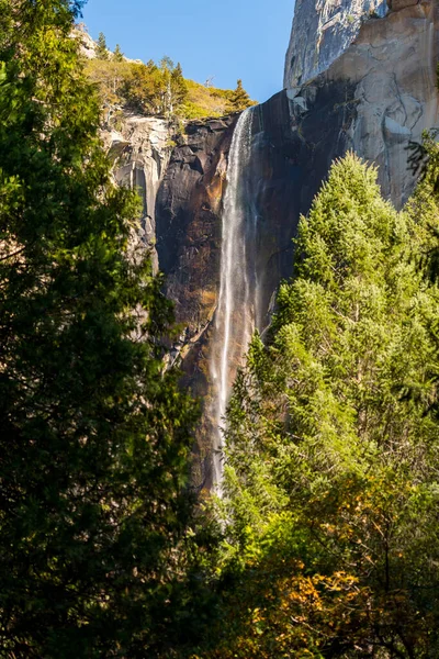 Vue de la cascade de Bridalveil vue d'en bas dans le parc national de Yosemite, Californie, États-Unis — Photo