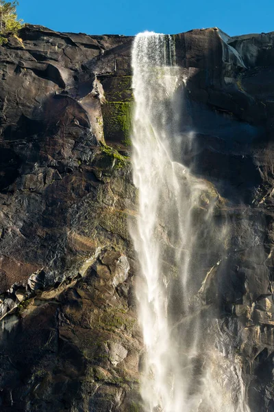 Вид на верхній частині водоспаду Брідалвейл знизу в Йосемітському національному парку (штат Каліфорнія, США). — стокове фото