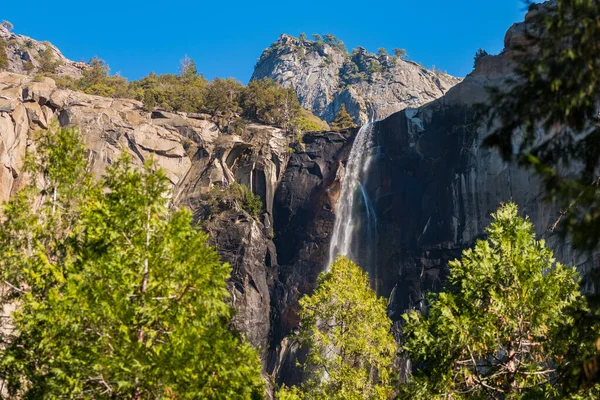 Vue de la partie supérieure de la cascade de Bridalveil depuis le bas dans le parc national de Yosemite, Californie, États-Unis — Photo