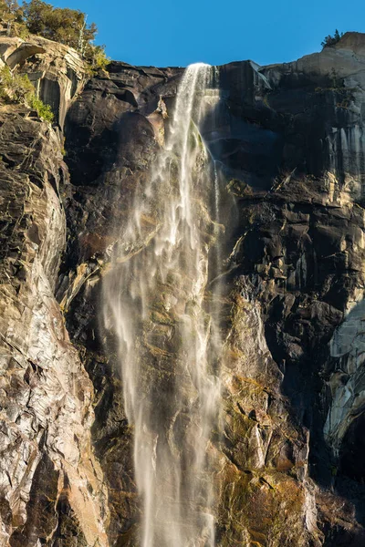 Вид на водоспад Брідалвейл, який видно знизу в національному парку Йосеміті (штат Каліфорнія, США). — стокове фото