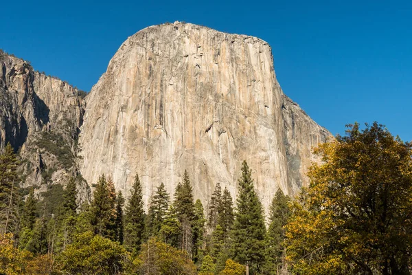 Vue d'El Capitan depuis Southside Drive dans le parc national de Yosemite, Californie, États-Unis — Photo