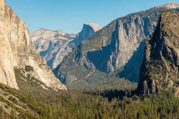 Parc national de Yosemite avec El Capitan, Cathedral Rocks et le demi-dôme en arrière-plan — Photo