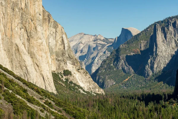 Parc national de Yosemite avec El Capitan, Cathedral Rocks et le demi-dôme en arrière-plan — Photo