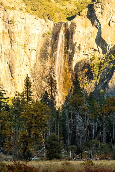 Diffraction de la lumière arc-en-ciel au sommet de la chute du voile de mariée dans le parc national de Yosemite, Californie, États-Unis — Photo