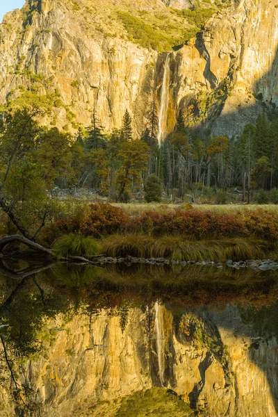 La chute du voile de mariée et son reflet dans la rivière Merced au coucher du soleil dans le parc national Yosemite, Californie, États-Unis . — Photo