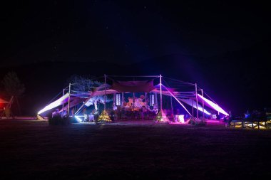 Festivalin sahnesinde insanlar dans ediyor. Psytrance Lost Theory, Rio Malo de Abajo, Las Hurdes 'de.