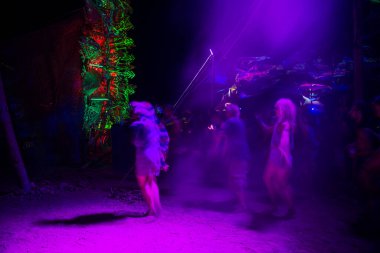 Festivalin sahnesinde insanlar dans ediyor. Psytrance Lost Theory, Rio Malo de Abajo, Las Hurdes 'de.