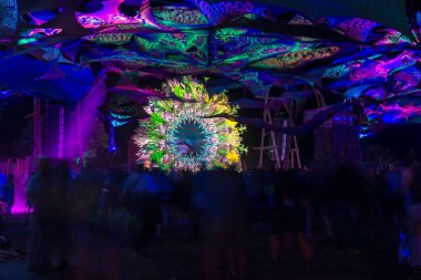 Festivalin sahnesinde insanlar dans ediyor. Psytrance Lost Theory, Rio Malo de Abajo, Las Hurdes 'de.