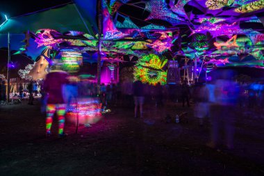 Festivalin sahnesinde insanlar dans ediyor. Psytrance Lost Theory, Rio Malo de Abajo, Las Hurdes 'de.