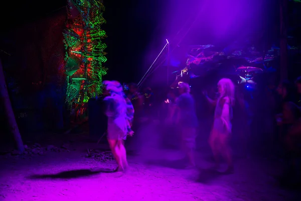 Festivalin sahnesinde insanlar dans ediyor. Psytrance Lost Theory, Rio Malo de Abajo, Las Hurdes 'de.