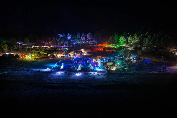 Nachtzicht op het festival Psytrance Lost Theory in Rio Malo de Abajo in Las Hurdes, Extremadura, Spanje — Stockfoto