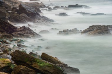 Porto Novo 'daki dalgaların kayalara çarptığı uzun pozlu fotoğraf.