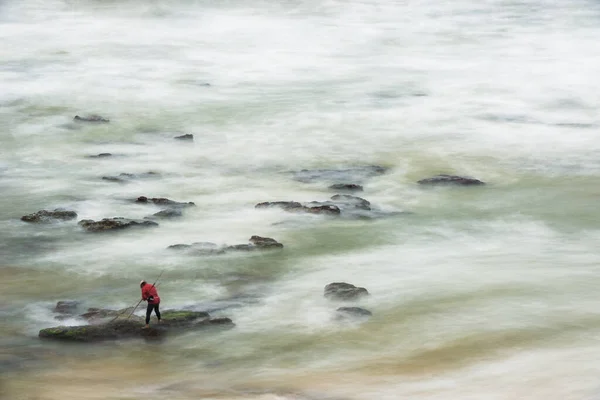 Hosszú expozíciós fénykép egy kagylóhalászról, aki a Seixo strandon dolgozik, Torres Vedras-ban. — Stock Fotó