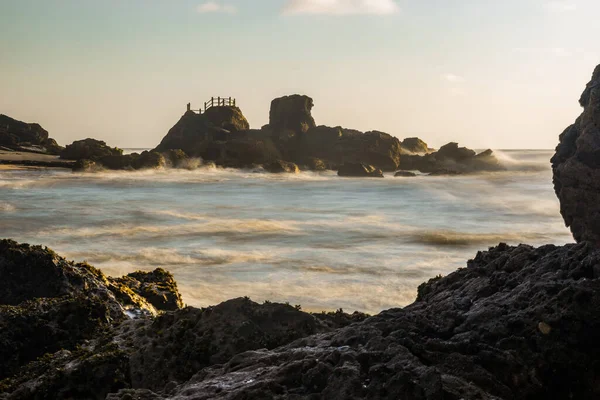 Fotografía de larga exposición de la marea golpeando las rocas de la playa Guincho, Santa Cruz —  Fotos de Stock