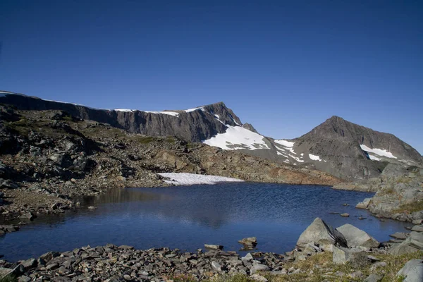 La cresta cubierta de nieve con agua abajo - Mt Albert Edward —  Fotos de Stock