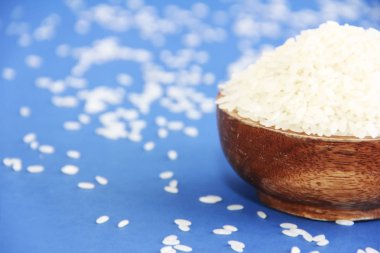 Süslü ahşap bir tabakta doğal beyaz yuvarlak pirinç.