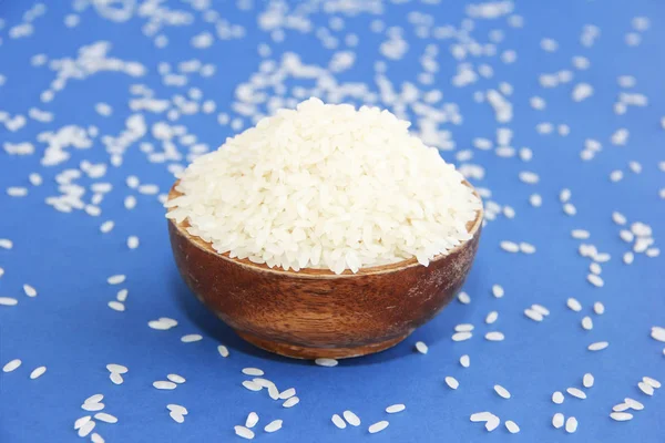 Nasi bulat putih alami segar di piring kayu dekoratif — Stok Foto