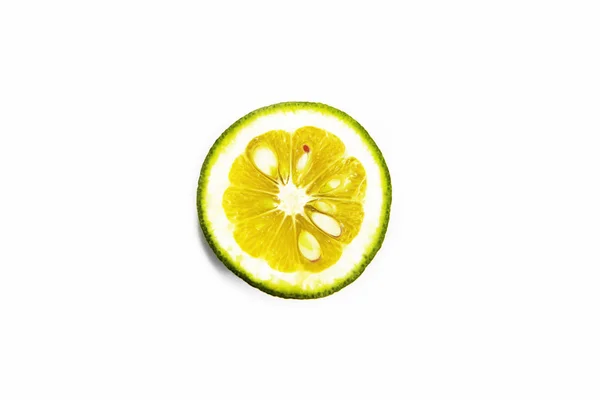 Kulaté plátky přírodního čerstvého žlutého citronu na bílém pozadí — Stock fotografie