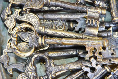 Kalıpları ve armaları olan antik paslı metal tuşlar.