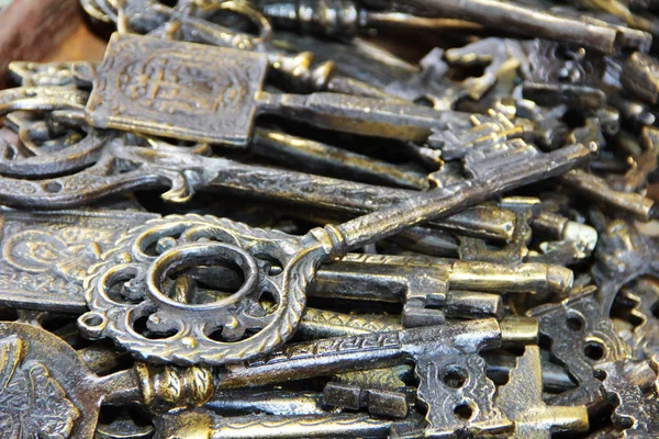 Alte rostige Metallschlüssel mit Mustern und Wappen — Stockfoto