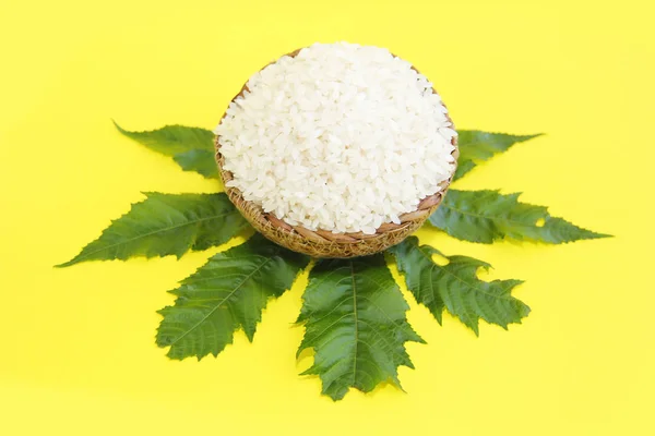 Riso bianco naturale in un piatto di paglia decorativo su una foglia verde — Foto Stock