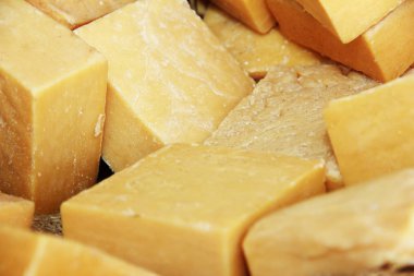 Ev yapımı doğal sarı zeytin sabunu.