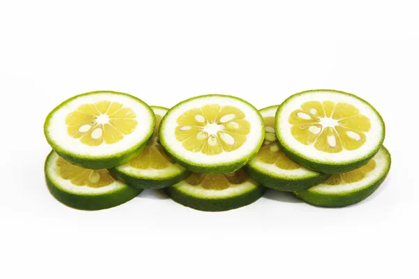 Kulaté Plátky Přírodního Čerstvého Žlutého Citronu Zelené Kůře — Stock fotografie
