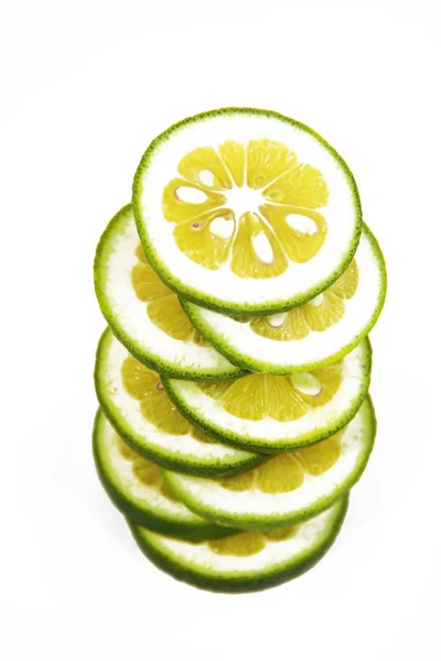 Kulaté Plátky Přírodního Čerstvého Žlutého Citronu Zelené Kůře — Stock fotografie