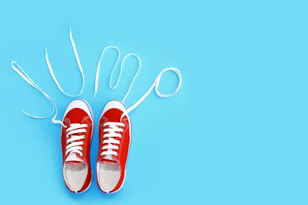 Zapatillas deportivas rojas con cordones blancos e inscripción de salto — Foto de Stock